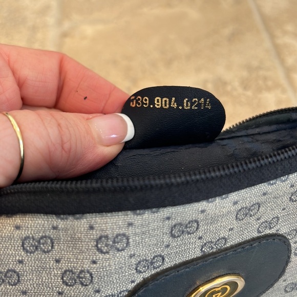 Gucci vintage makeup case. In good condition. Zipper works. 7x4 inches - Picture 4 of 5